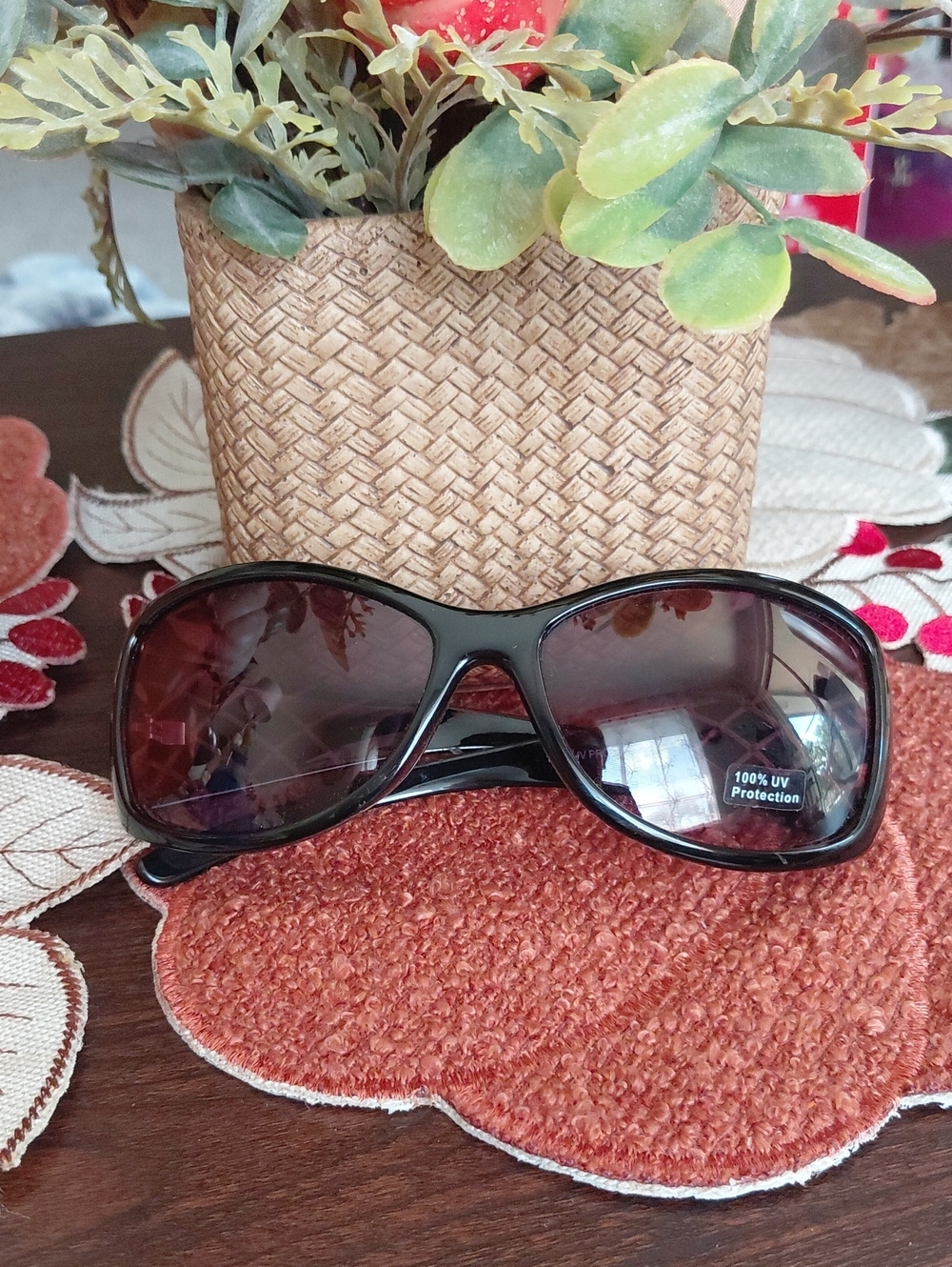 Classic Women's Black Sunglasses with Brown Gradient Lenses